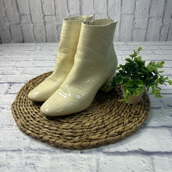 Chinese Laundry Cream Croc-Embossed Ankle Boots. Size 8.5 - Picture 2 of 9